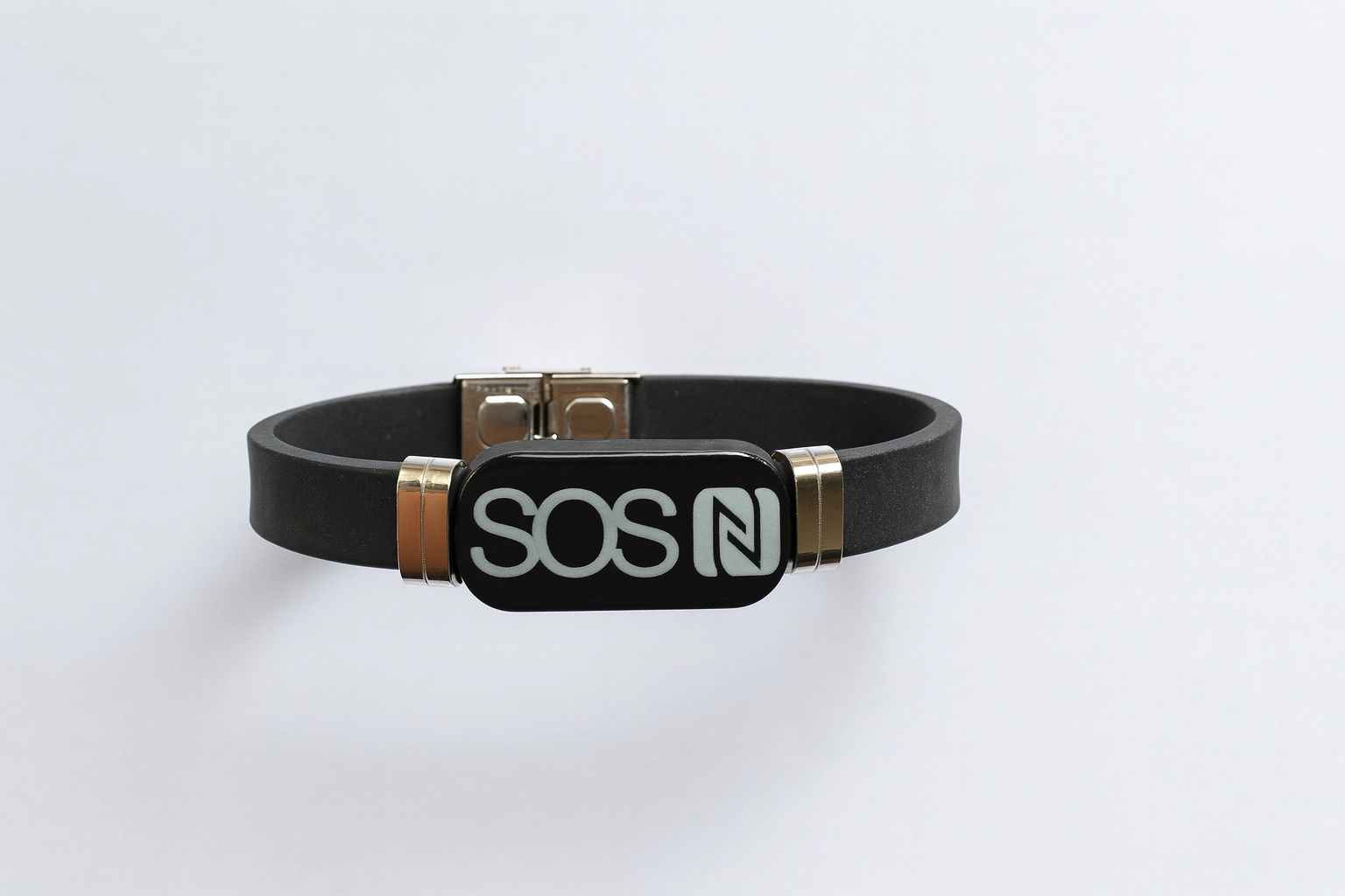 Armband/Anh&auml;nger mit QR- und NFC-Symbol vor hellem, modernen Hintergrund